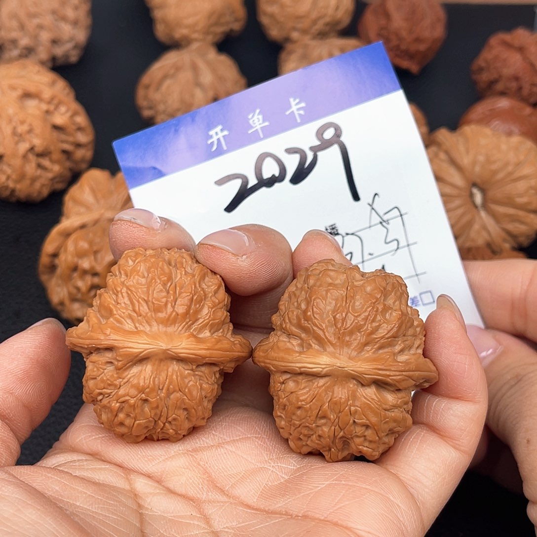 文玩核桃吊坠血麒麟37尺。 2029