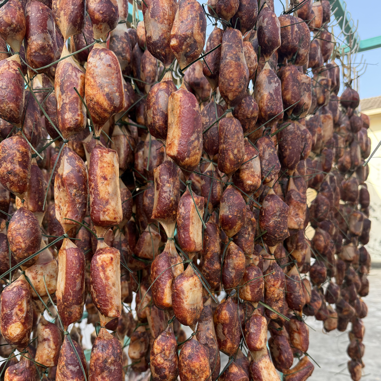 凤凰宜味农家土猪柴火烟熏腊排骨香肠手工麻辣排骨香肠宜昌味道