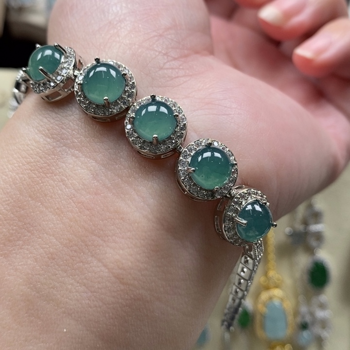 翡翠颈饰未镶嵌翡翠