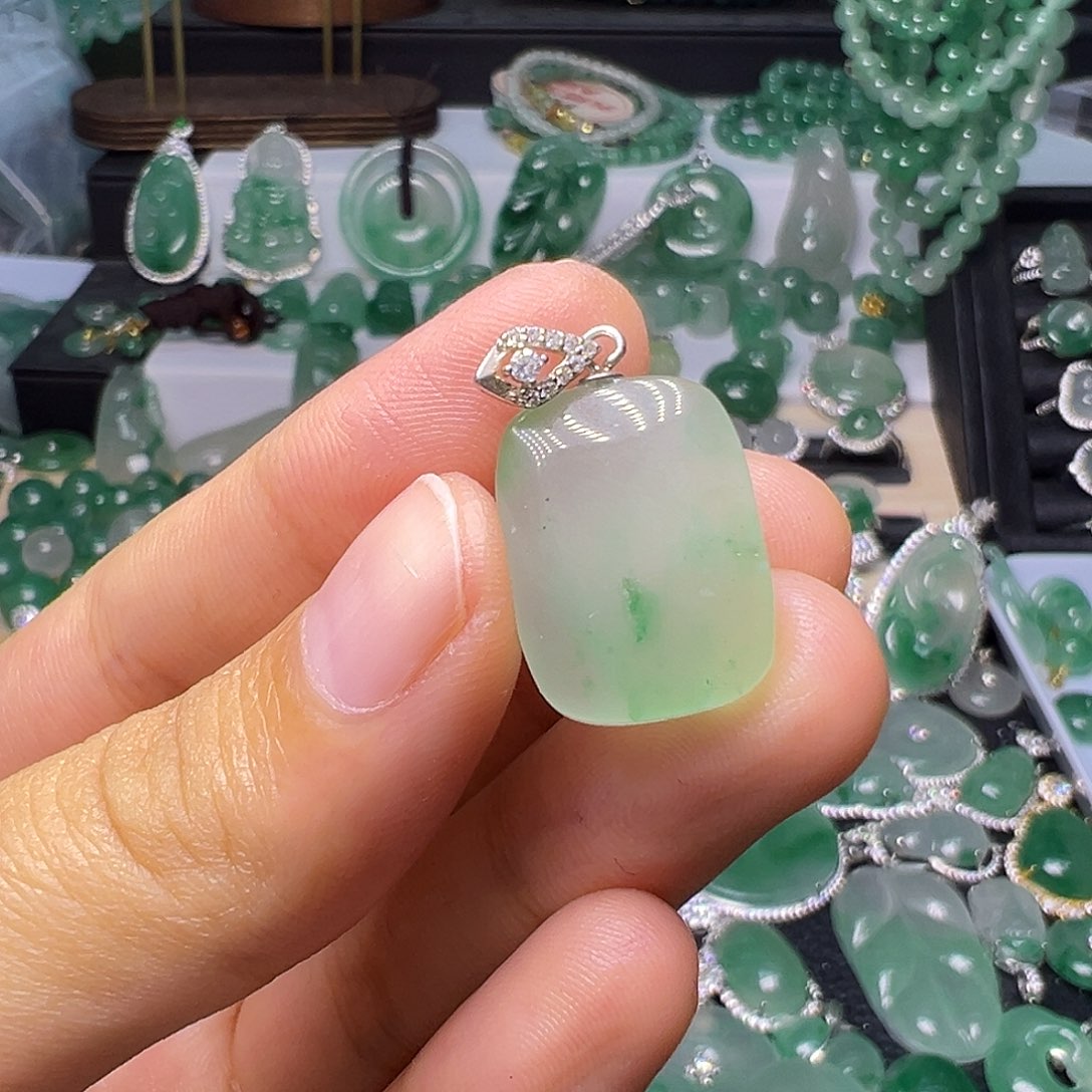 石英质玉（非洲翠）未镶嵌颈饰