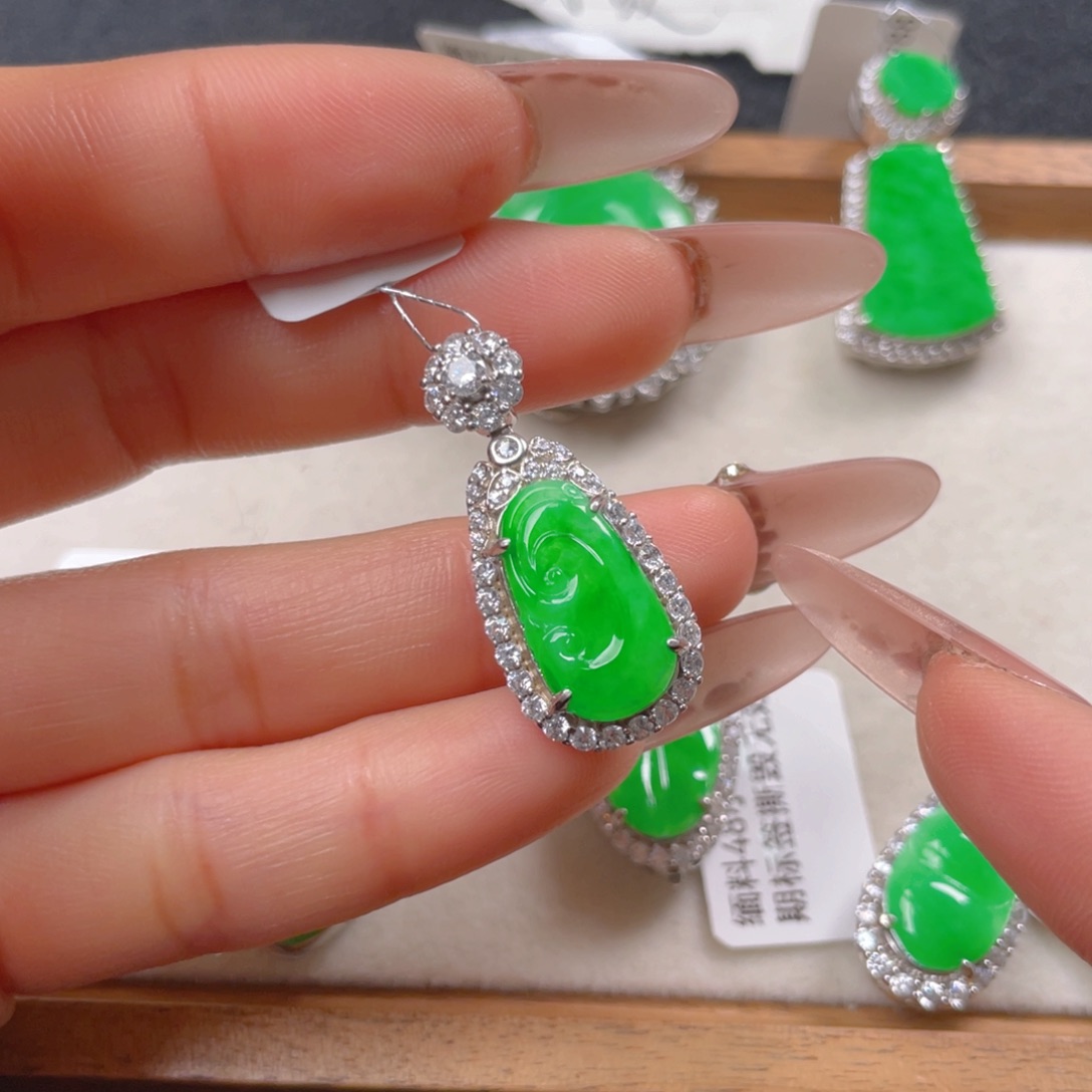 翡翠颈饰银S925镶嵌翡翠