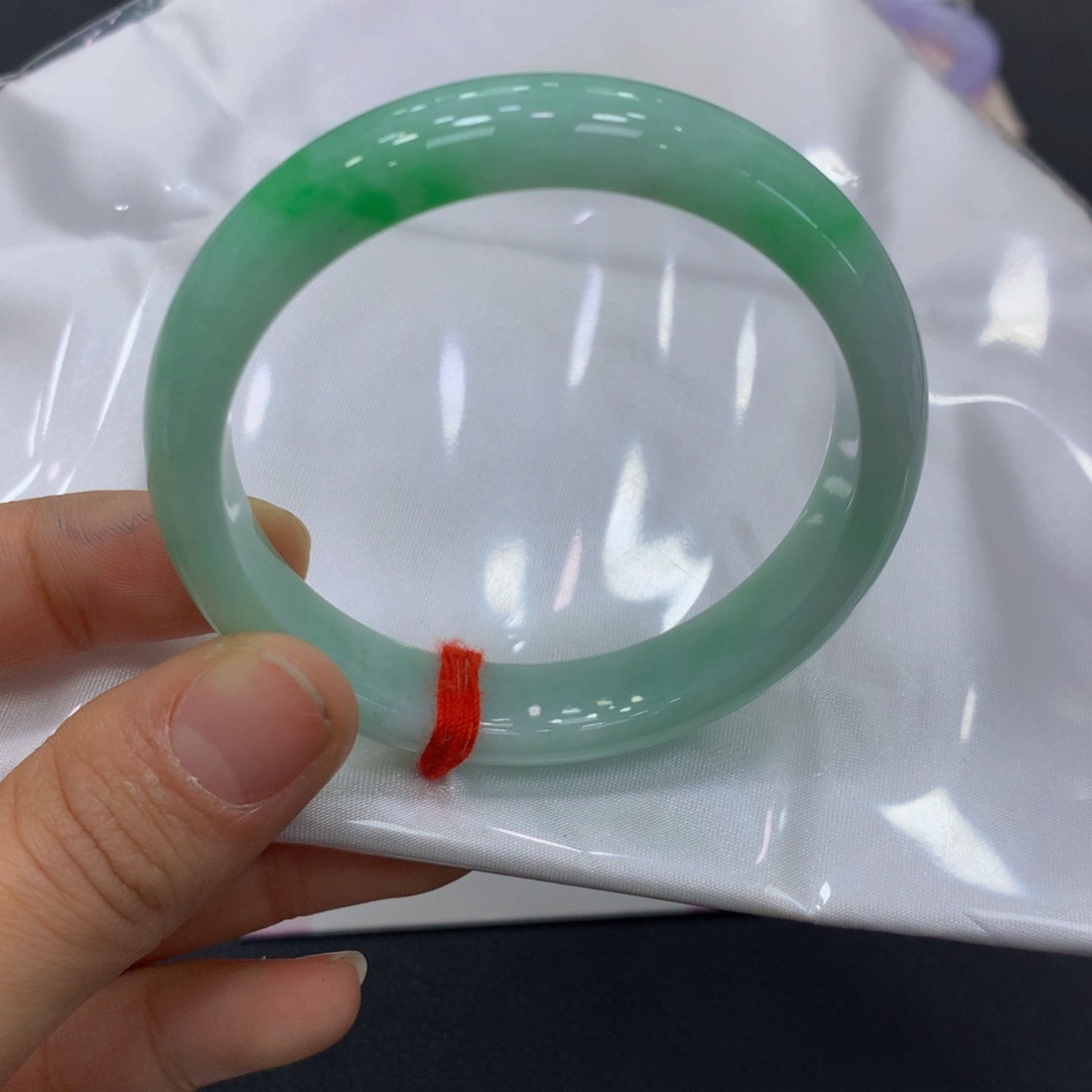 翡翠手镯未镶嵌翡翠