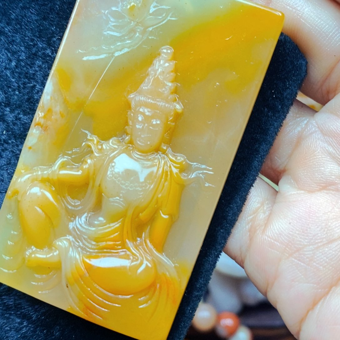 未镶嵌石英质玉（黄龙玉）颈饰