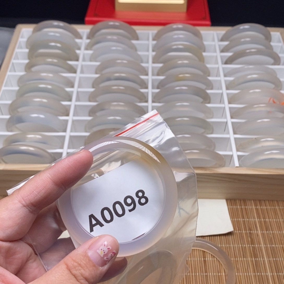 何***希玛瑙/玉髓未镶嵌手镯