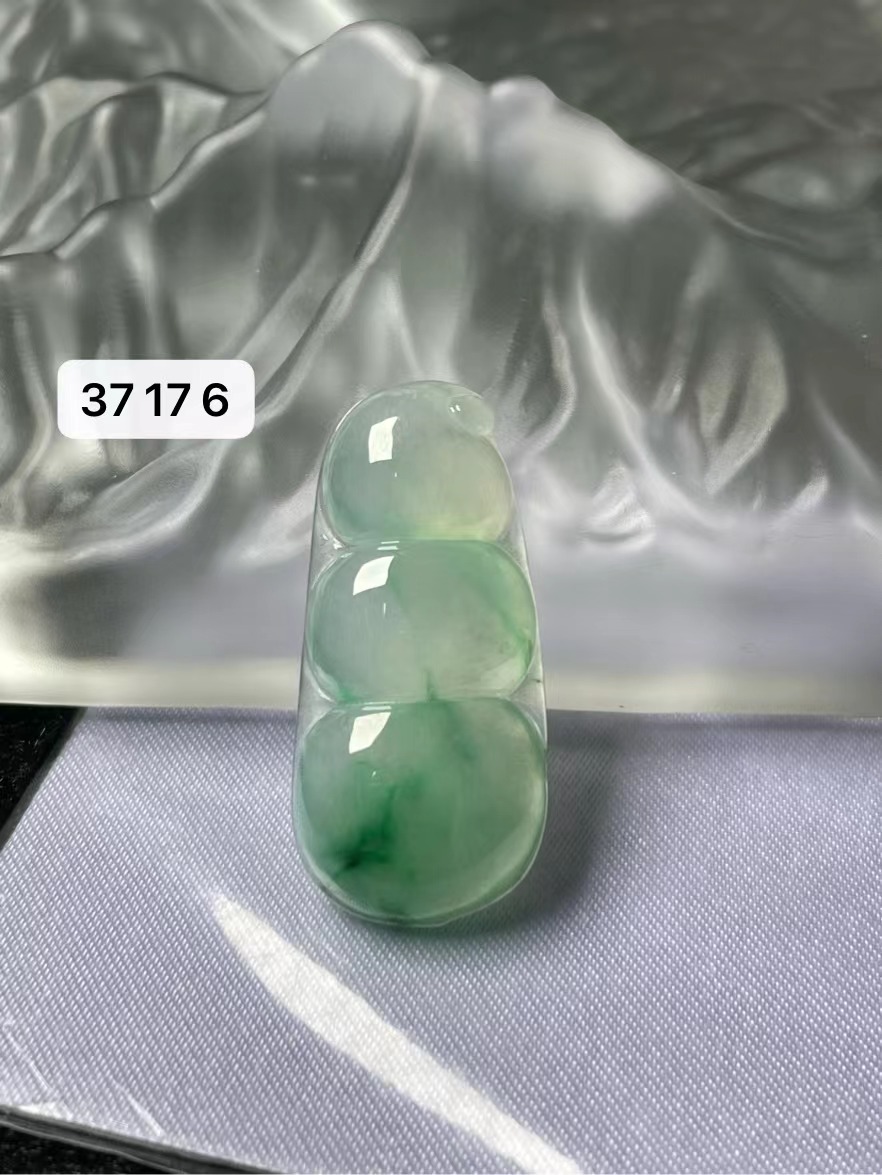 天然a货缅甸翡翠冰种飘绿花豆子吊坠