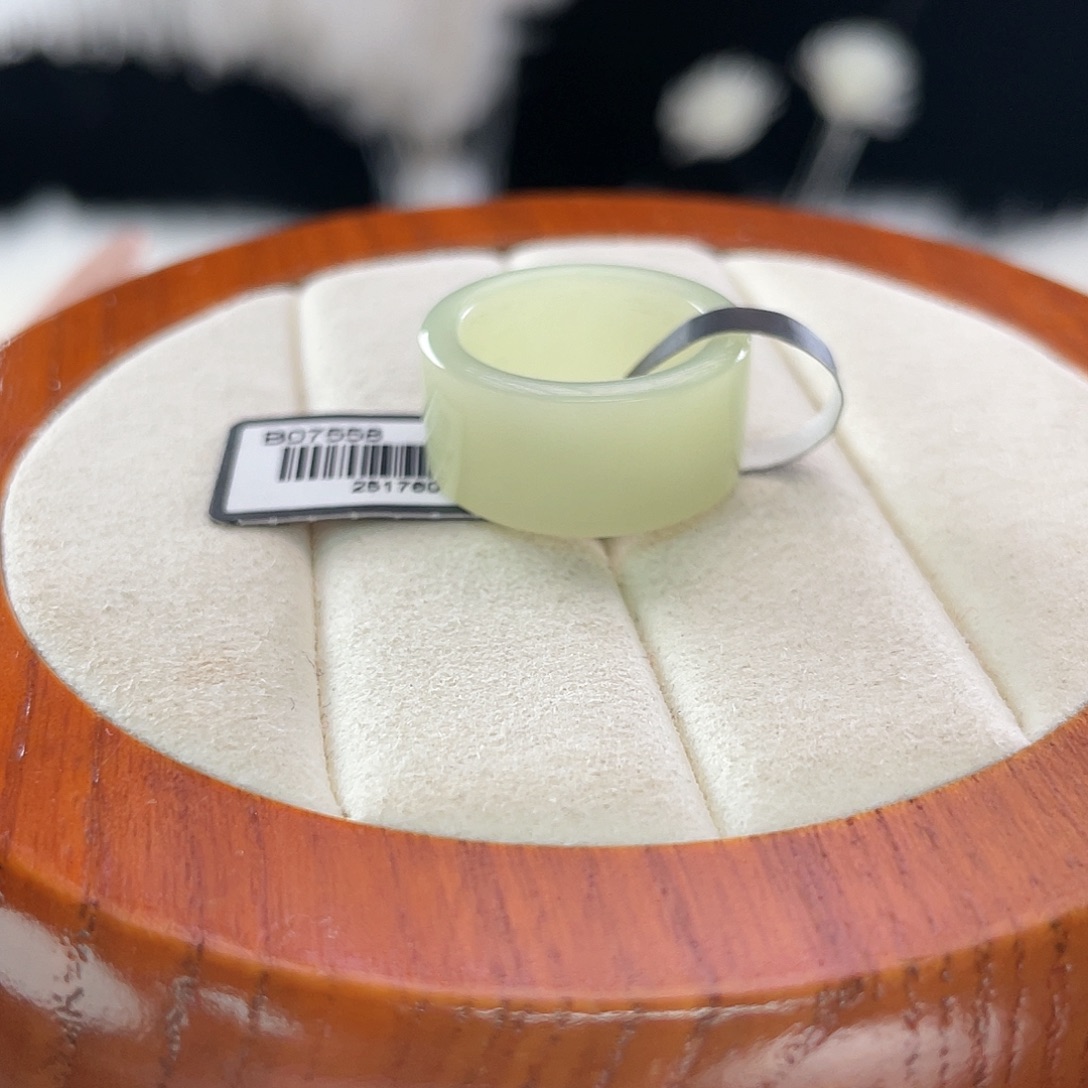 和田玉未镶嵌戒指l。嫩黄圆切。15.4。不退换