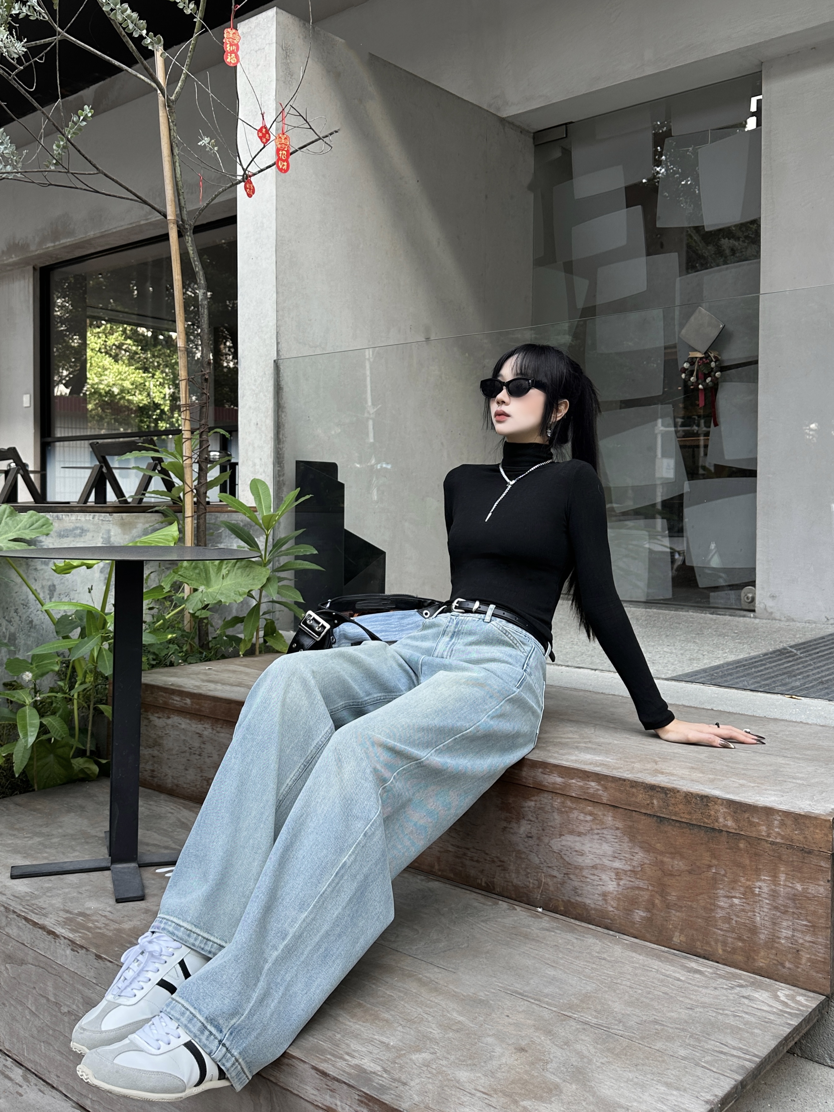 90011中高腰浅蓝色薄款弯刀裤