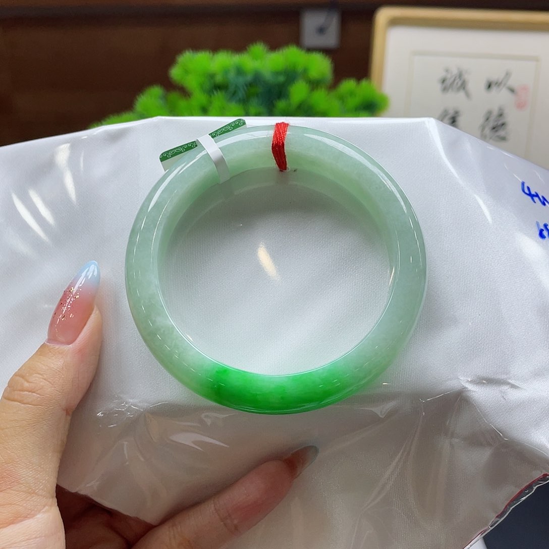 翡翠未镶嵌手镯多**界链接99