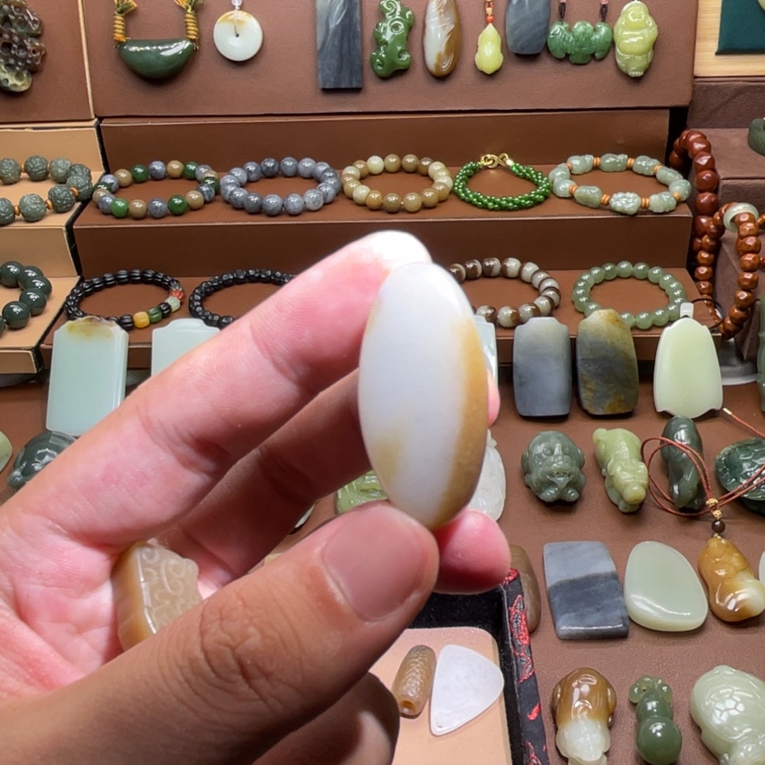 逍***格和田玉未镶嵌颈饰