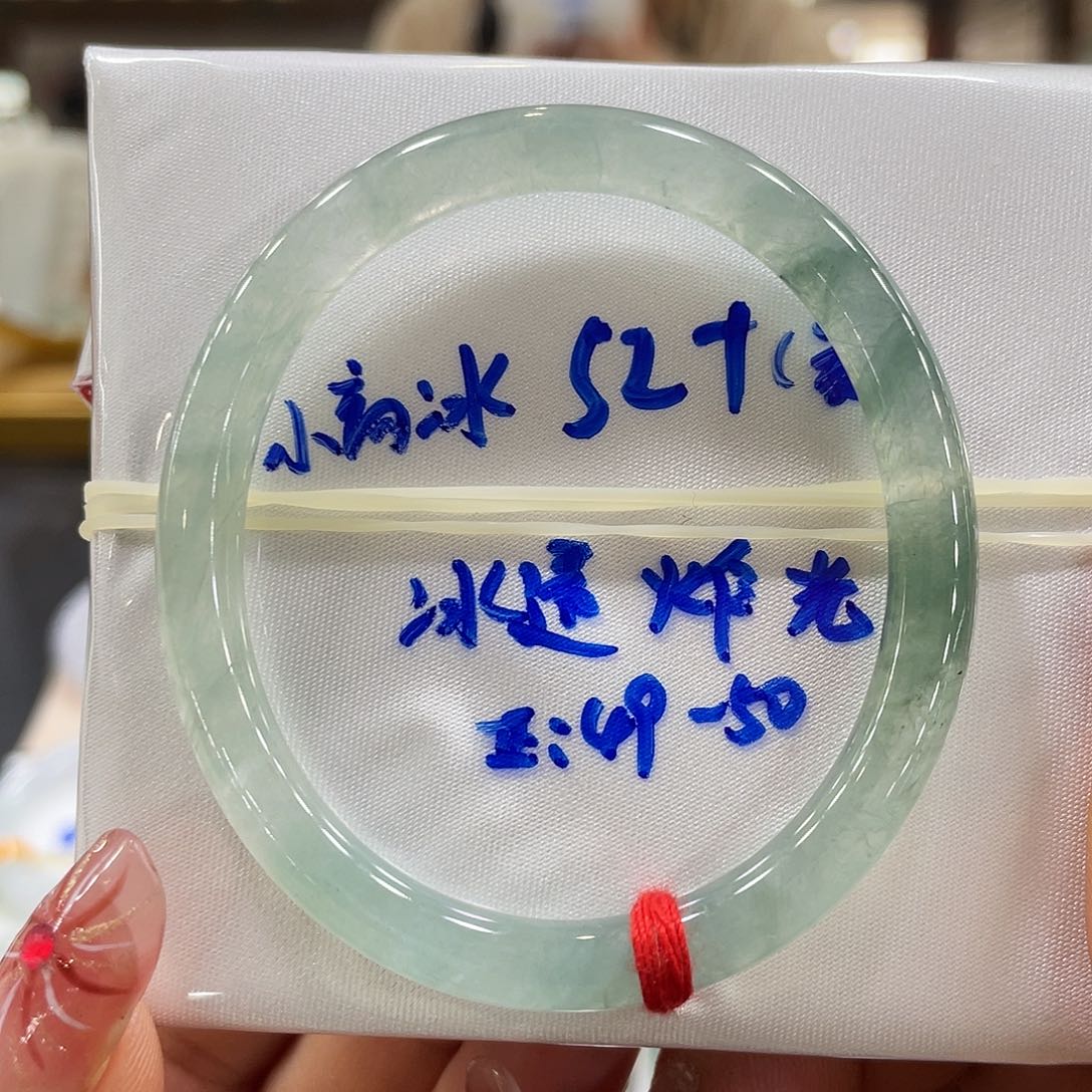 翡翠手镯未镶嵌翡翠手镯