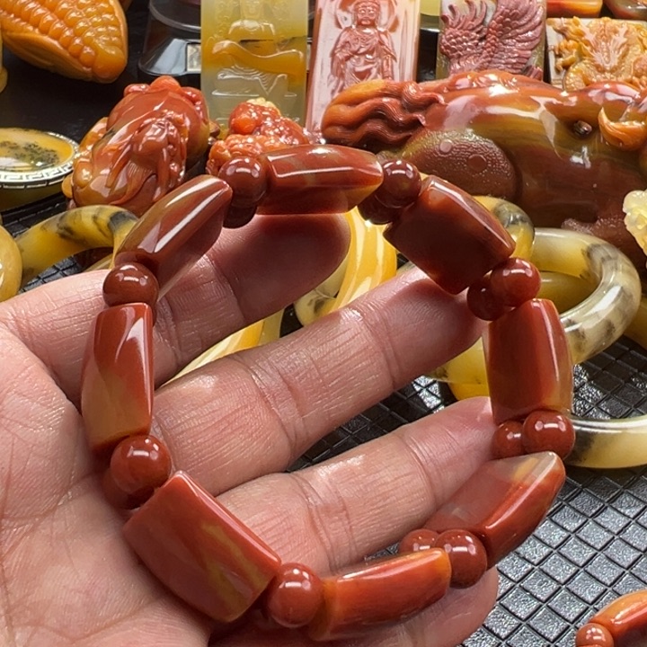 石英质玉（黄龙玉）颈饰未镶嵌