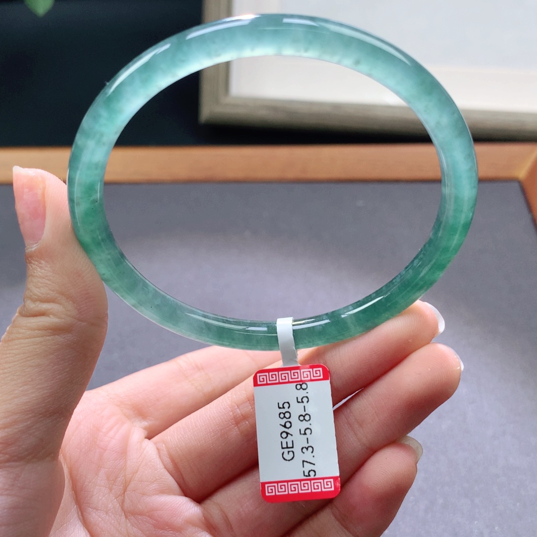 翡翠手镯未镶嵌天然翡翠手镯