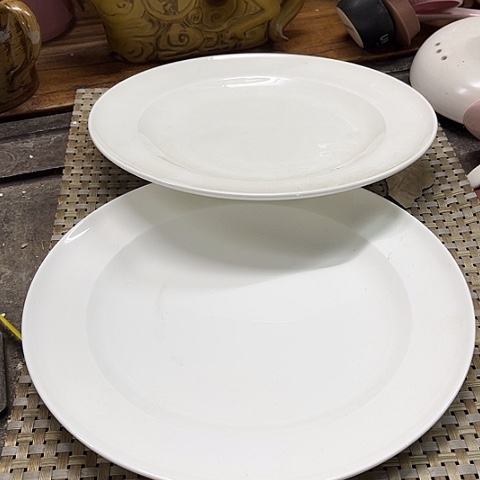 微瑕，不能明火，约口径25高2，4个骨瓷大盘