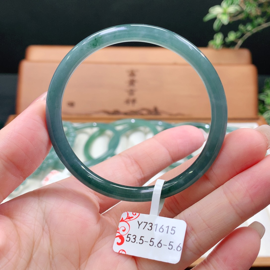 翡翠手镯未镶嵌天然