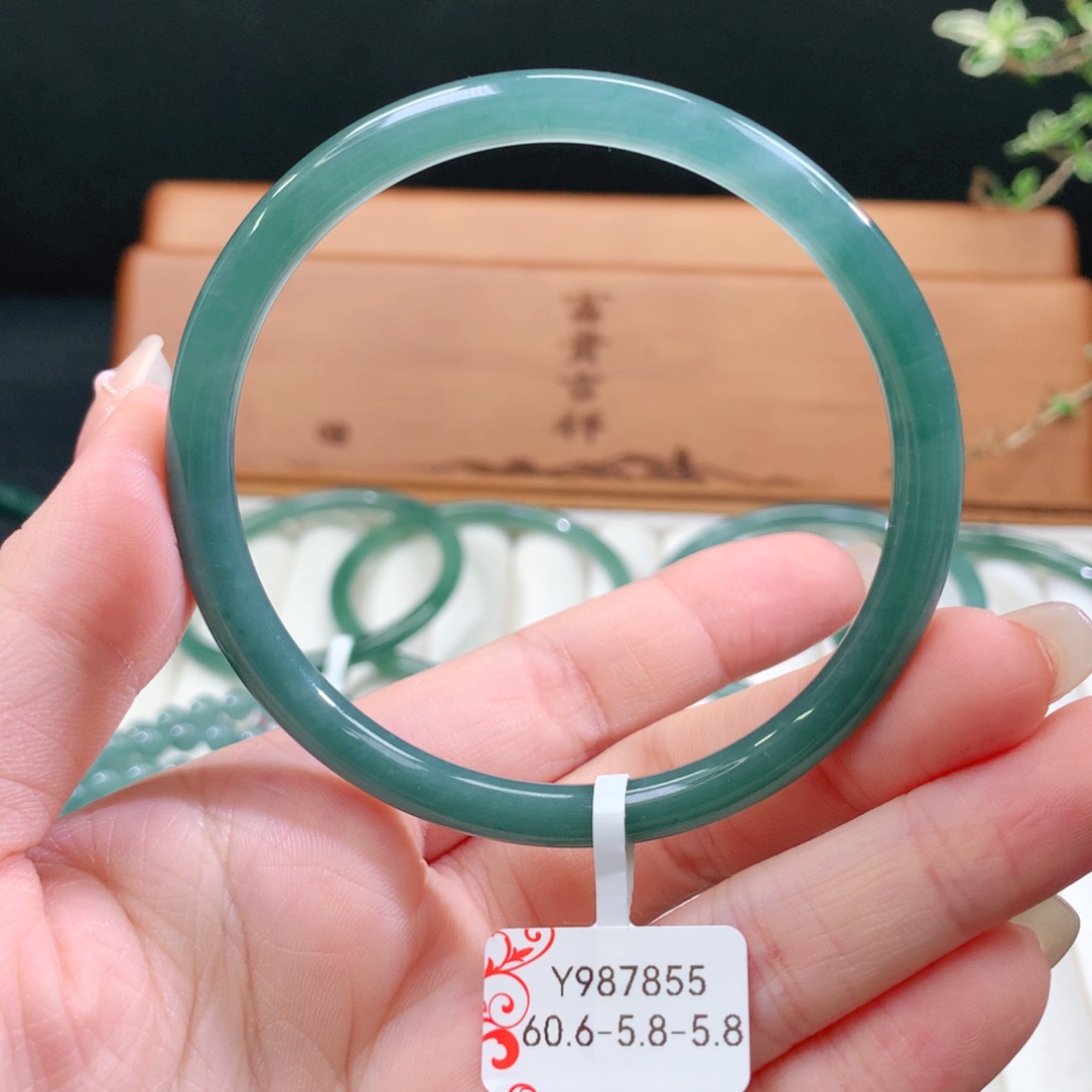 翡翠手镯未镶嵌天然