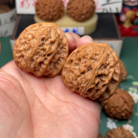 【闪购商品】文玩核桃吊坠39梨木台