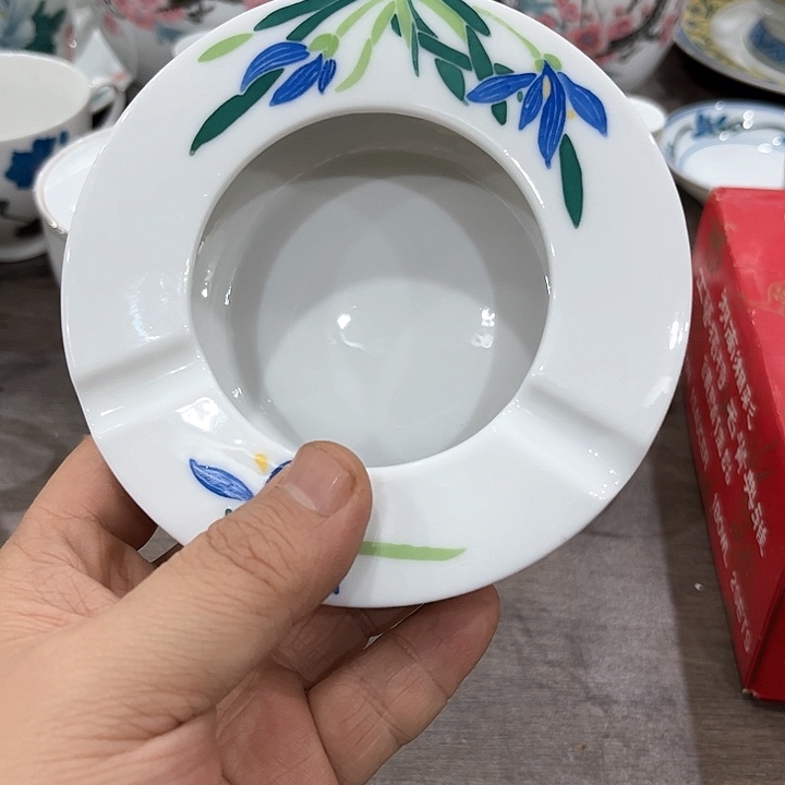 釉下五彩的瓷器和瓷器