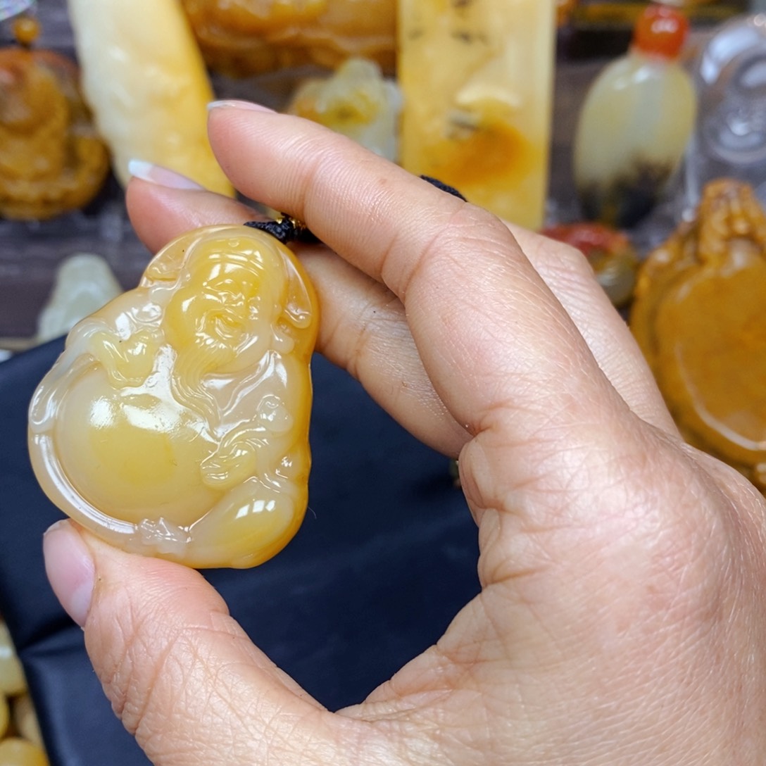 石英质玉（黄龙玉）颈饰未镶嵌