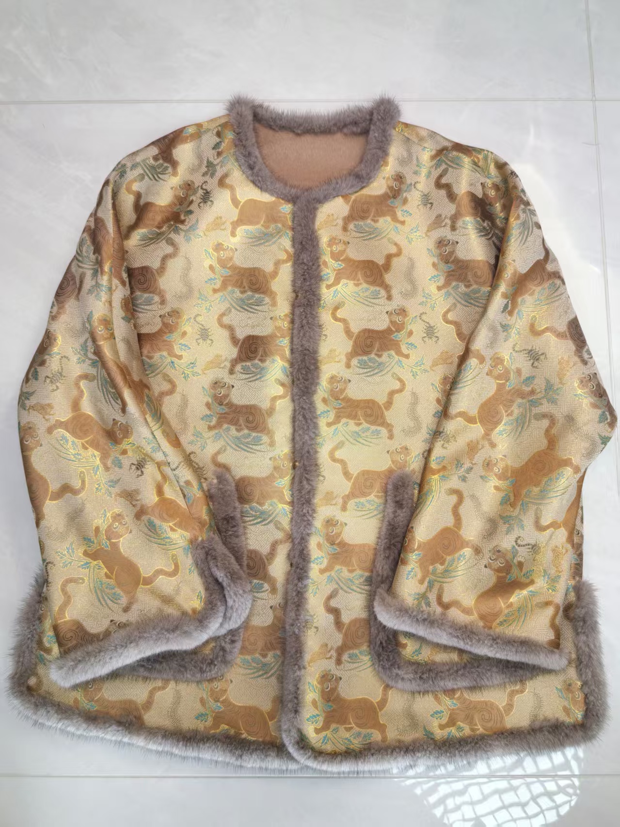 周康明-虎镇五毒新中式圆领中国风双面穿休闲宋锦加貂毛老虎外套