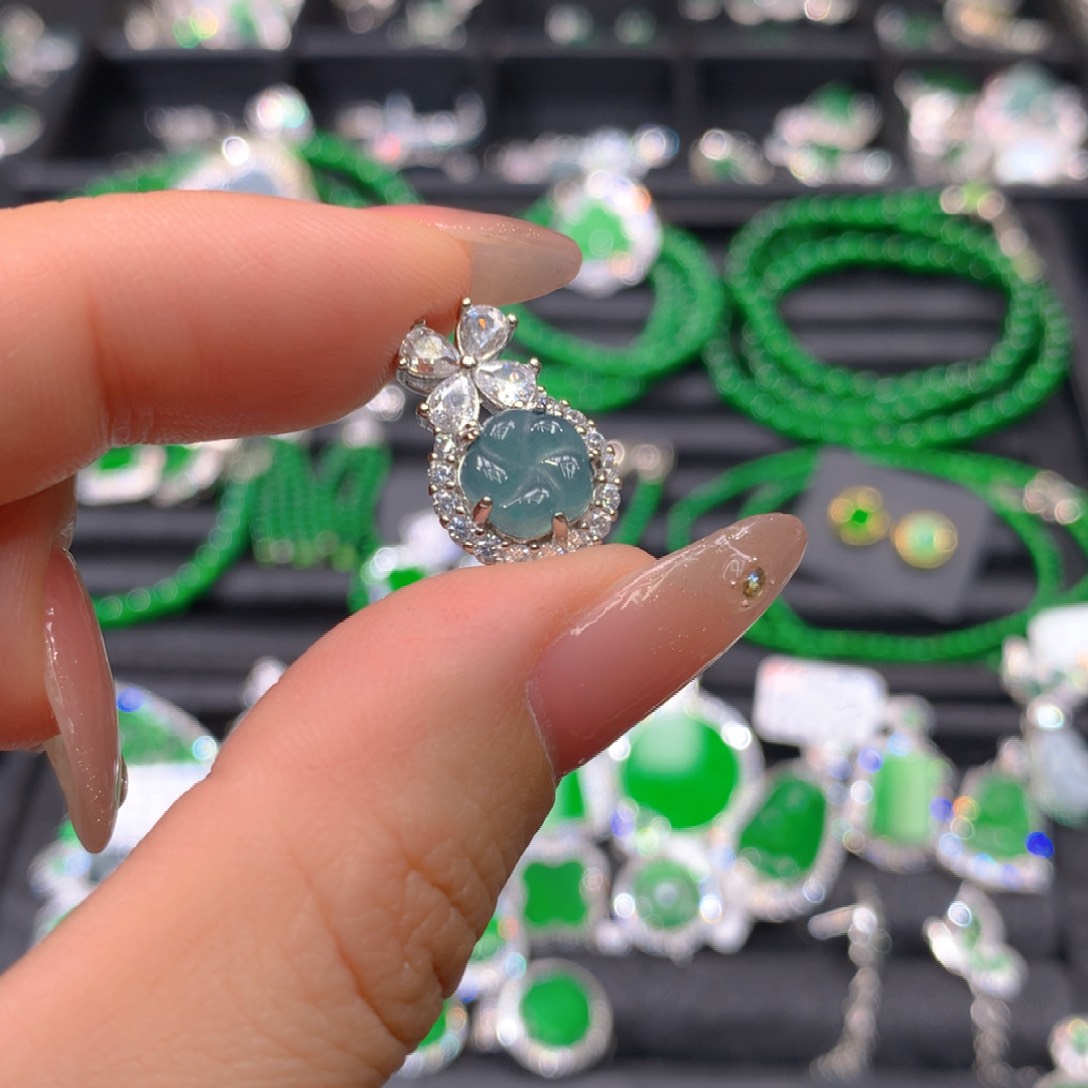 翡翠耳饰未镶嵌天然