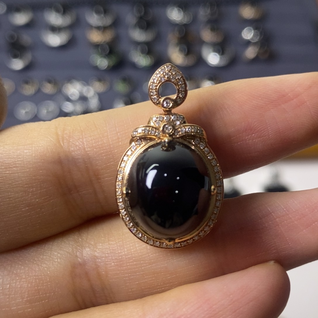 颈饰18K金镶嵌翡翠围钻蛋面吊坠