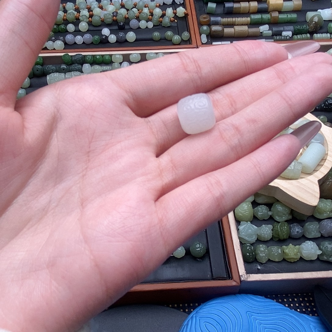 ****峰和田玉未镶嵌珠宝半成品