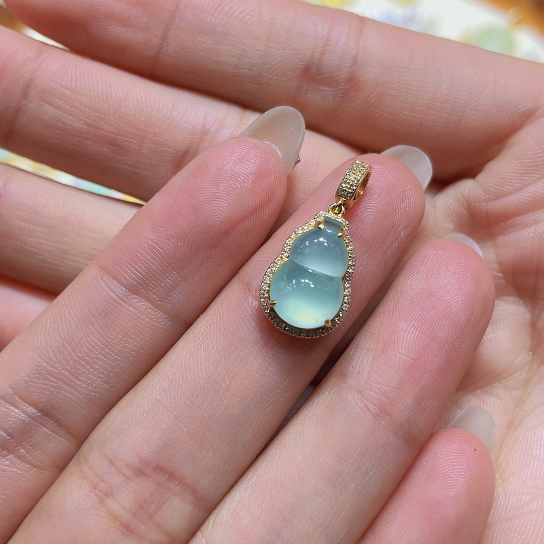 翡翠吊坠(不含链)18K金镶嵌蝴**?