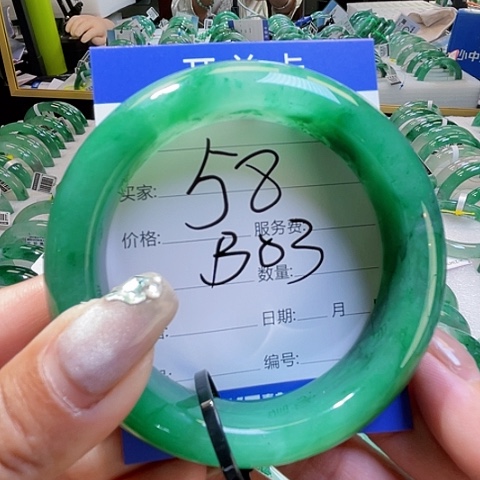 石英质玉未镶嵌颈饰一个