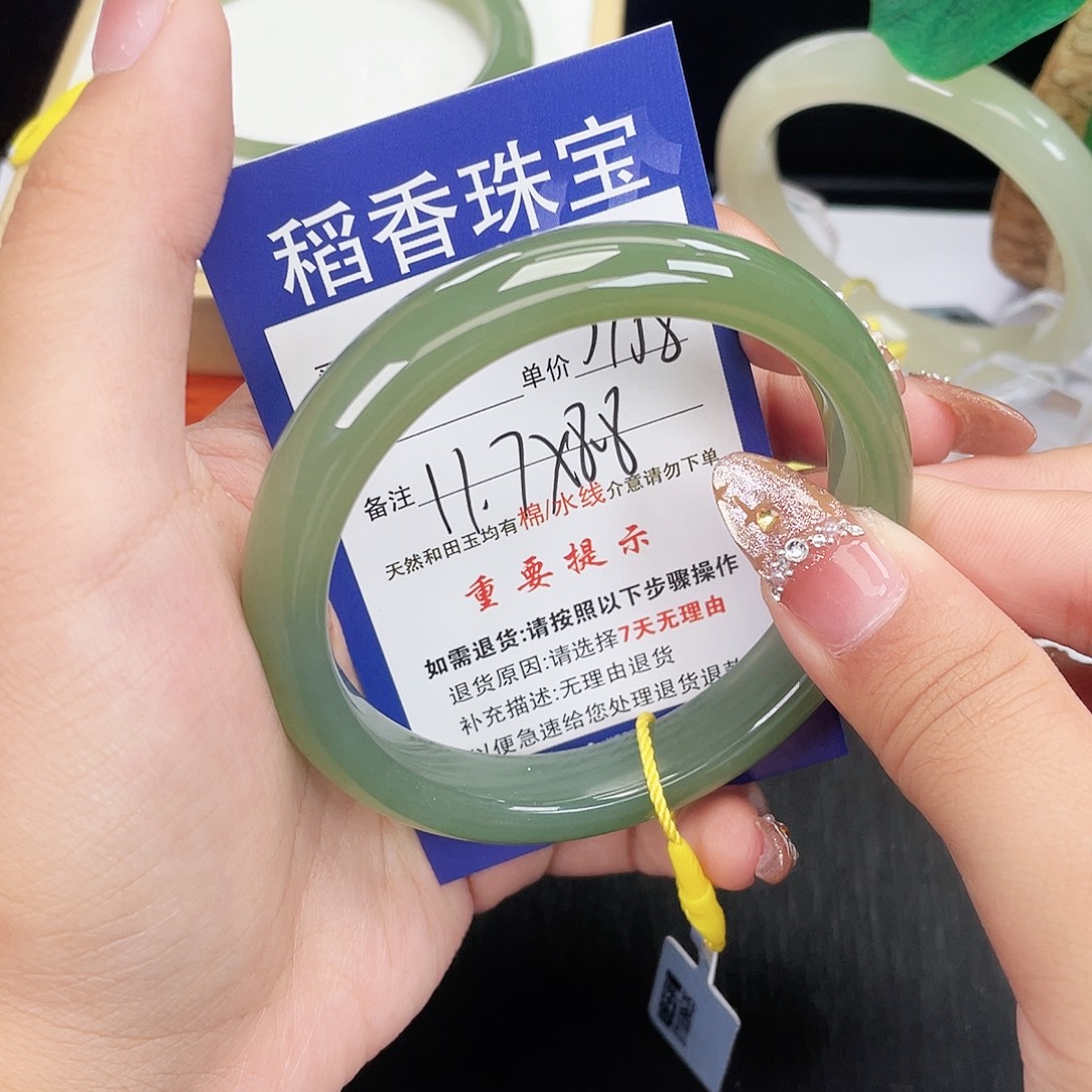 和田玉未镶嵌手镯