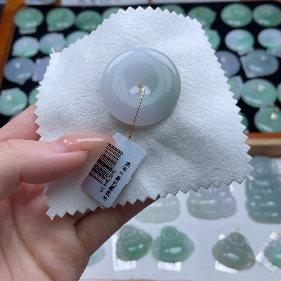 翡翠未镶嵌颈饰平安扣