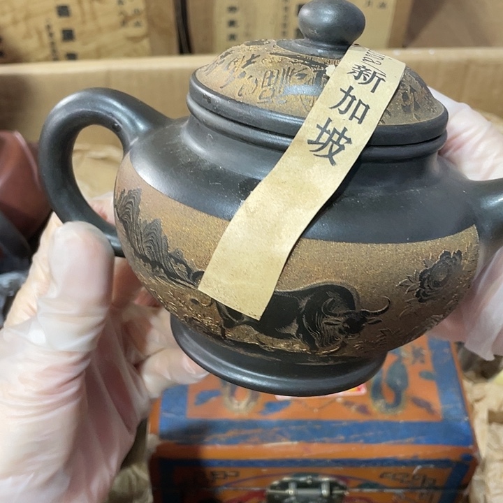 茶壶紫砂矿泥料，纯手工制作的一把紫砂壶。