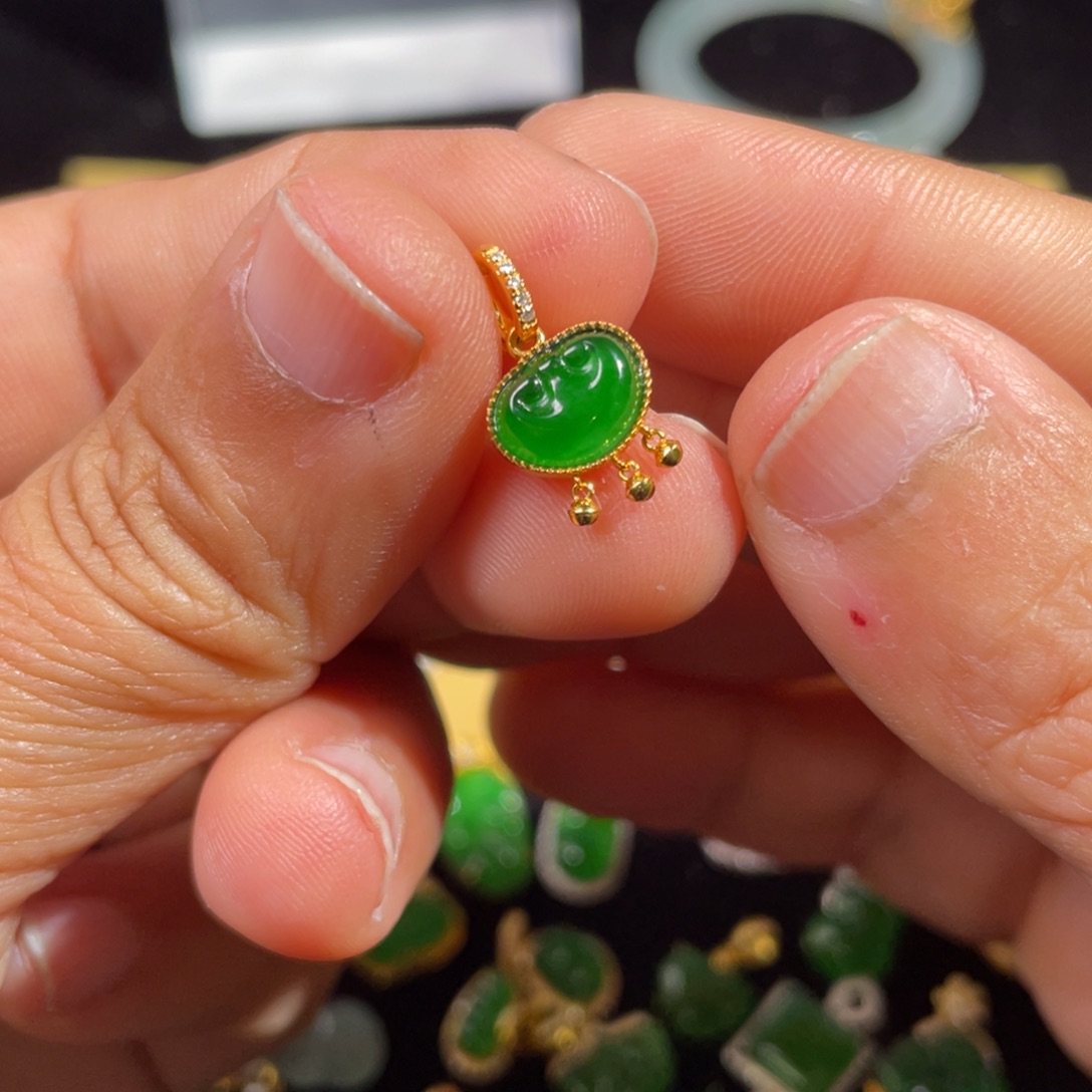 翡翠18K金镶嵌颈饰翡翠