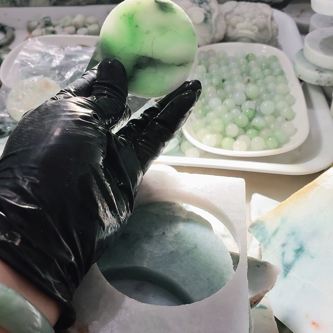 翡翠未镶嵌颈饰边角料