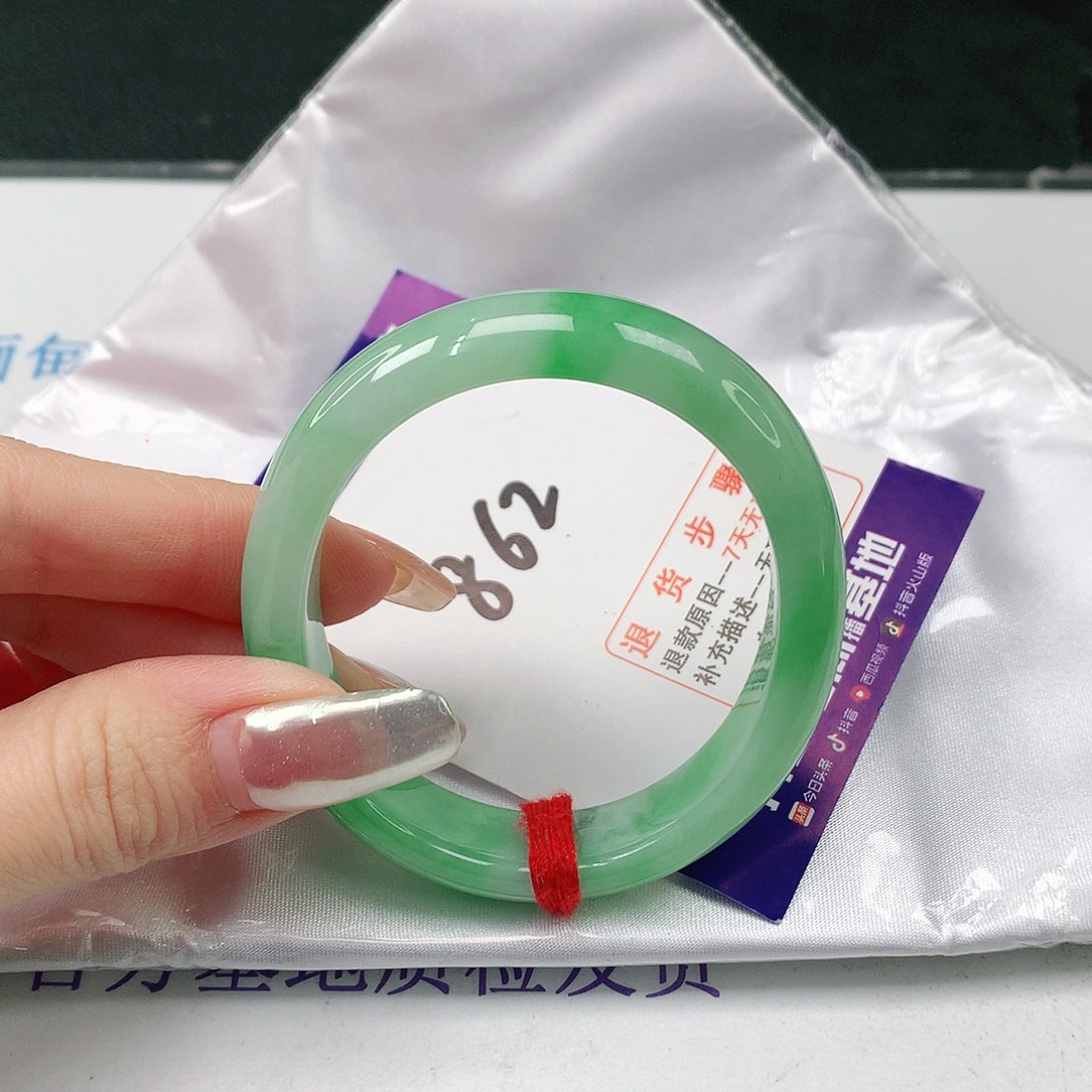 翡翠手镯（贵妃镯）未镶嵌w****?