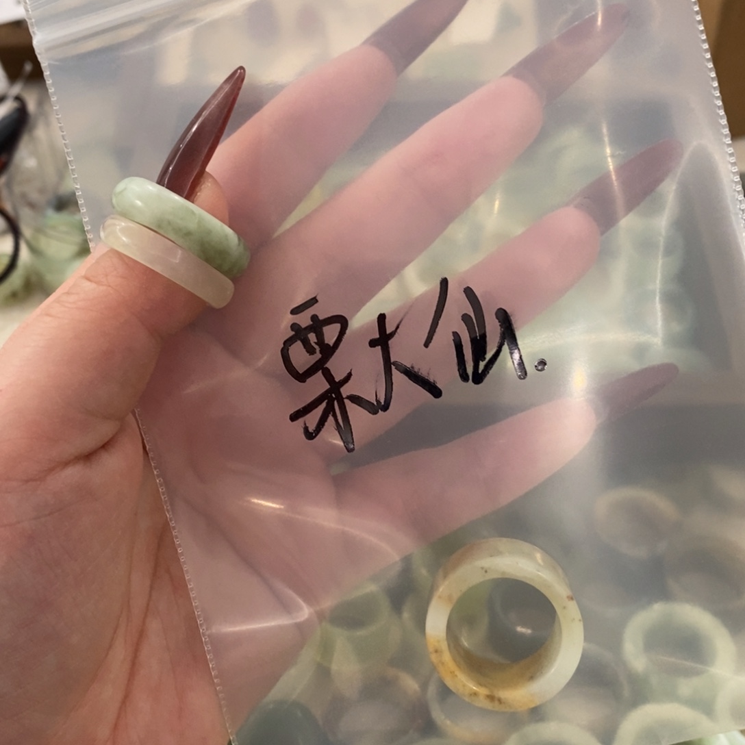 栗***.蛇纹石玉未镶嵌戒指