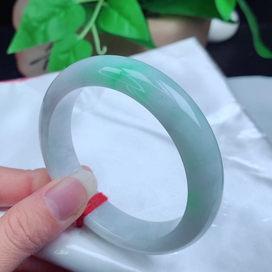 翡翠手镯未镶嵌       正圈55白底青