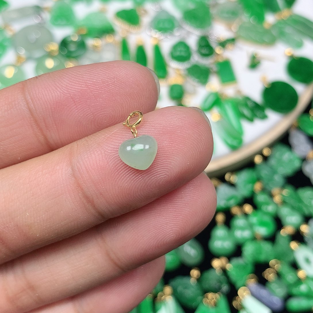 翡翠配石养****崽18K金扣 小巧精美冰飘绿小爱心