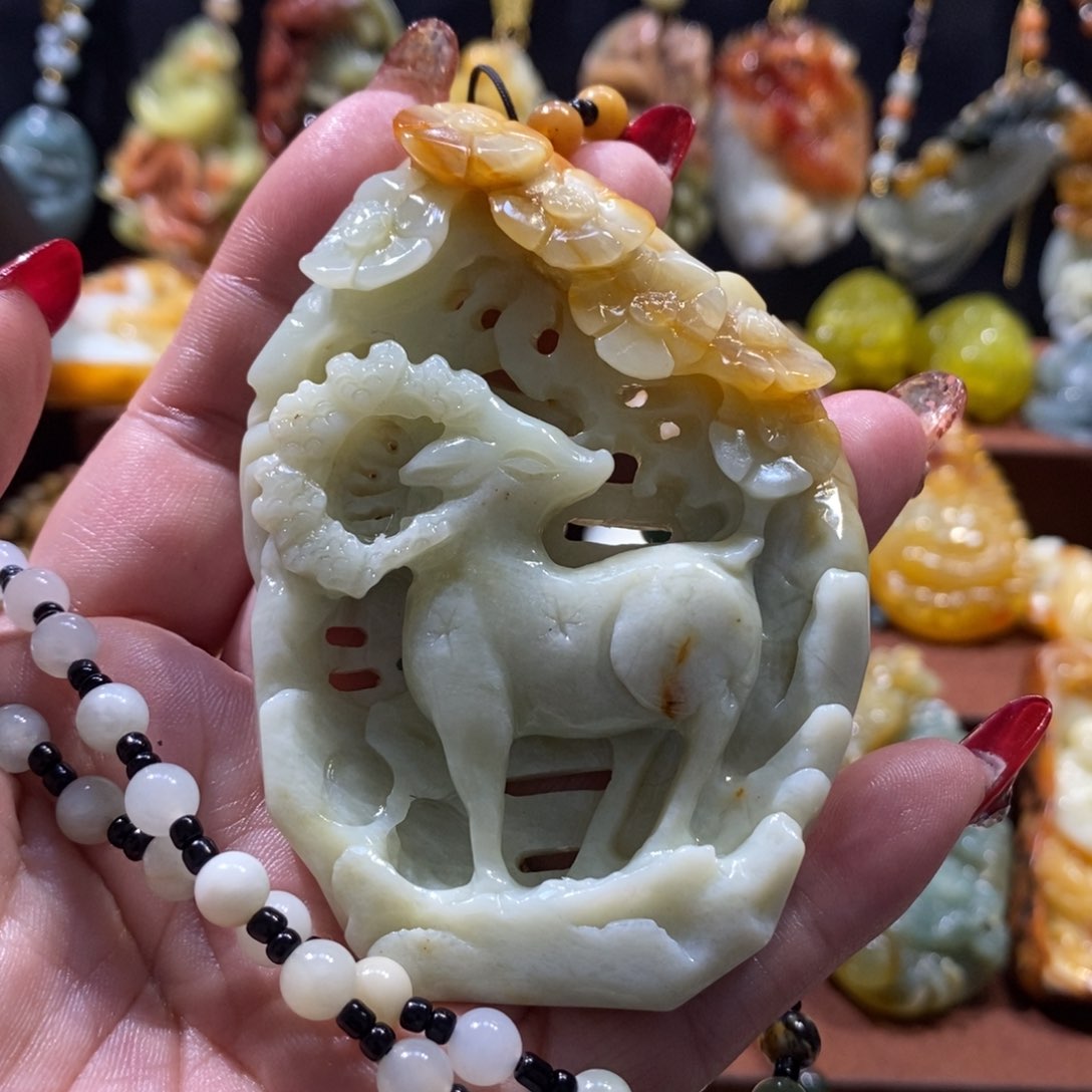 蛇纹石玉颈饰未镶嵌