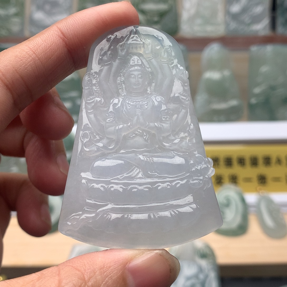 临***玩翡翠未镶嵌颈饰千手