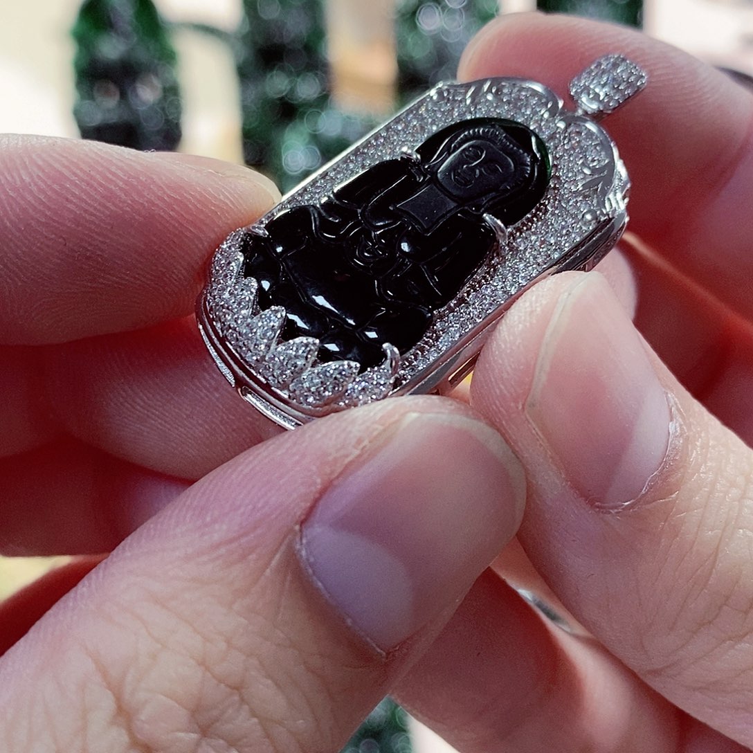 翡翠颈饰未镶嵌翡翠