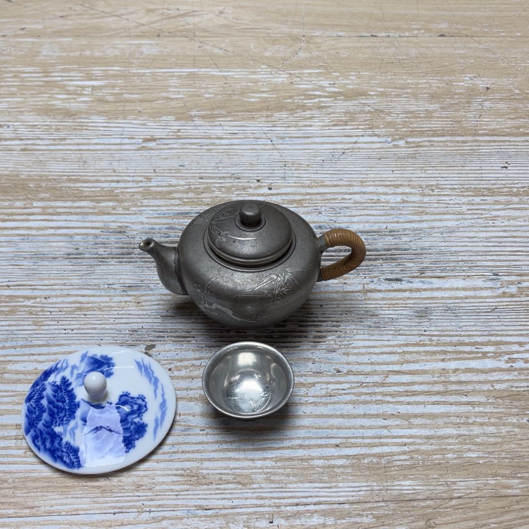 瓷片密密麻麻地排列着一个
