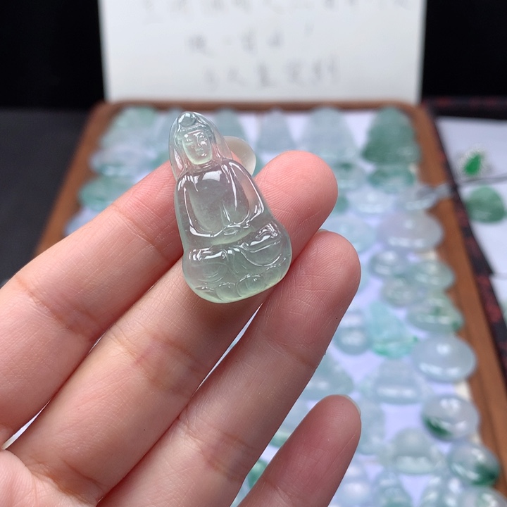 颈饰未镶嵌翡翠冰种晴底素衣观音