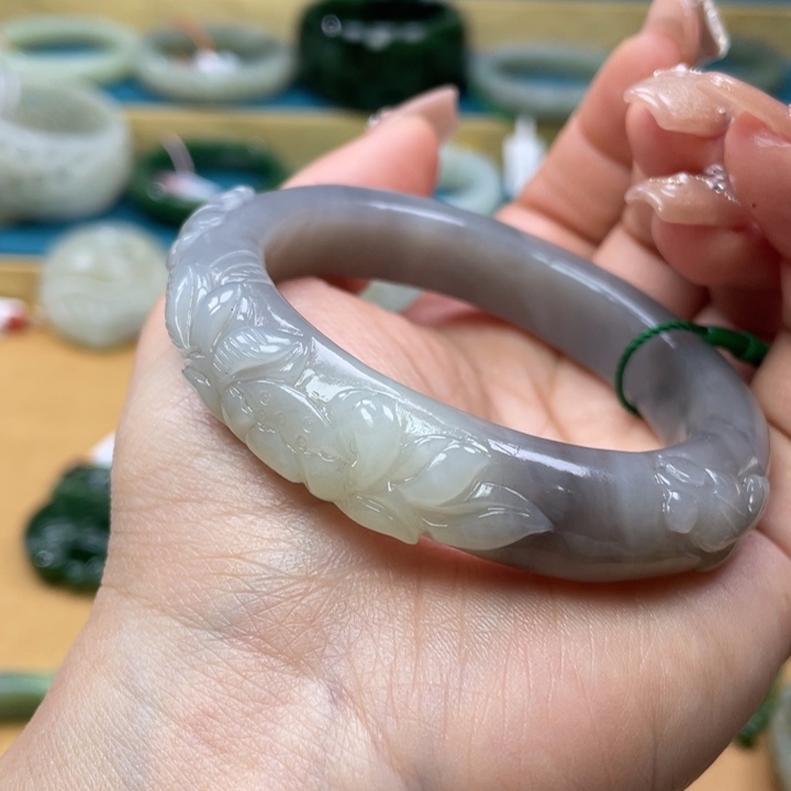 和田玉手镯55圈口。编号35未镶嵌