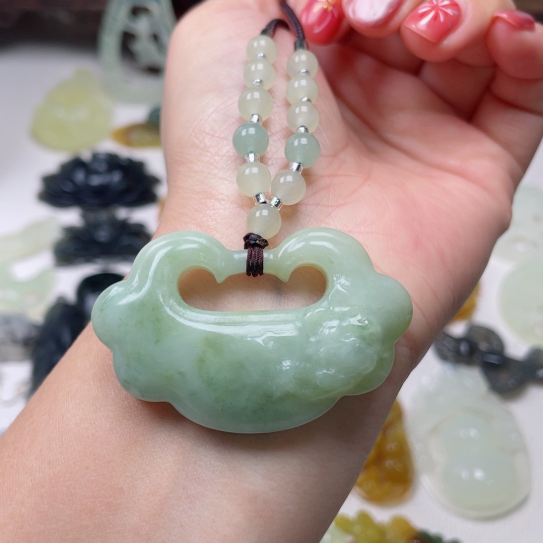 蛇纹石玉颈饰未镶嵌