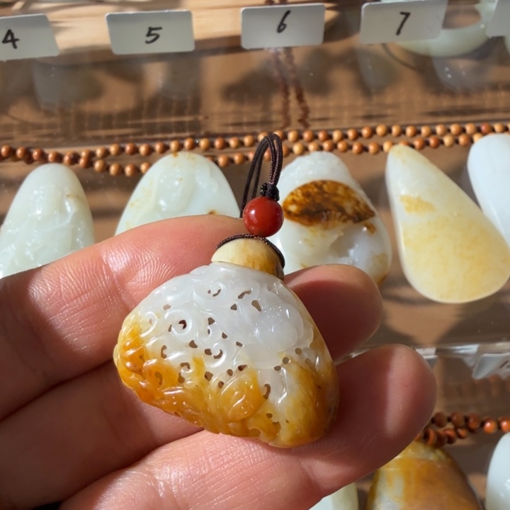 和田玉颈饰未镶嵌新疆和天天然独籽黄沁白玉