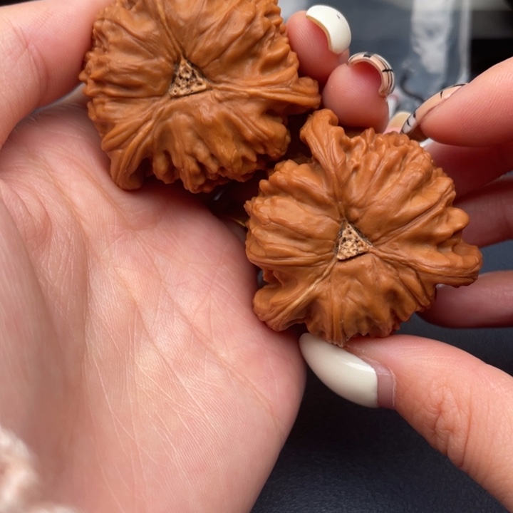 爬***虎文玩核桃吊坠白狮子