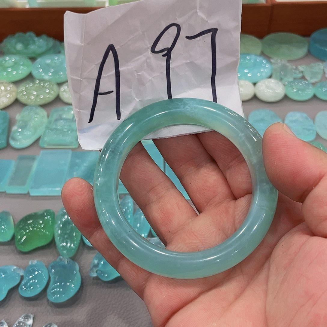 草***果蛇纹石玉合金颈饰