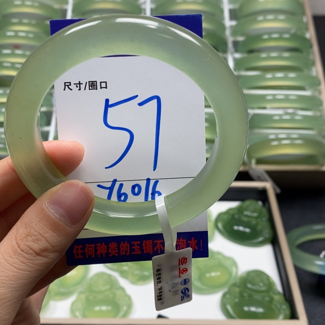 蛇纹石玉手镯未镶嵌多**?