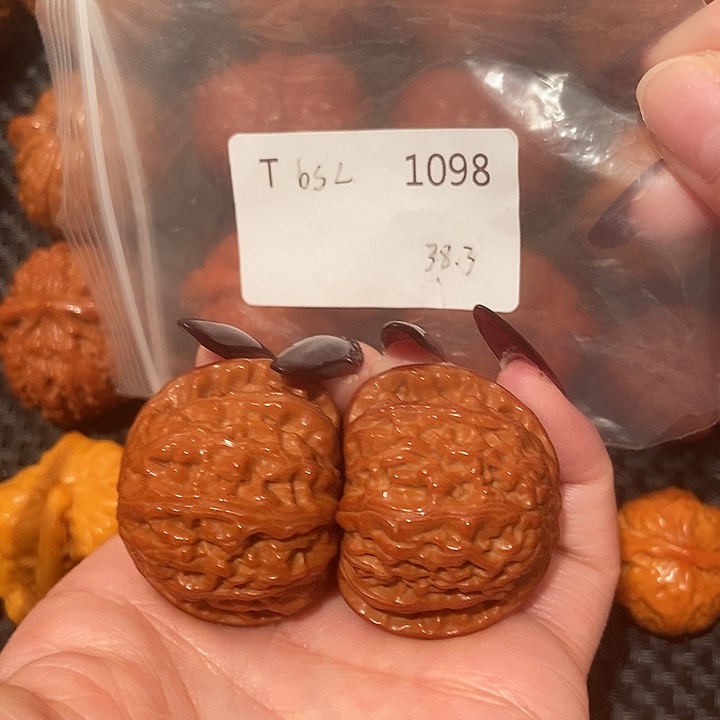 文玩核桃吊坠白狮子38