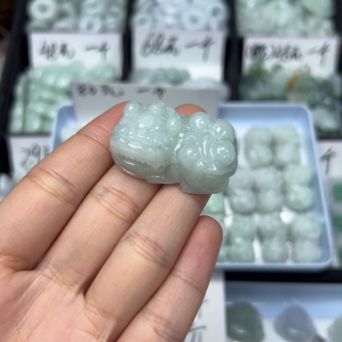 翡翠颈饰未镶嵌厨****洗貔貅